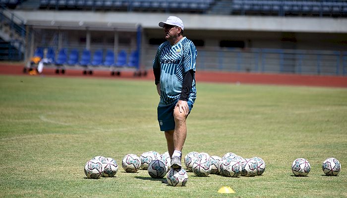 Persib Boyong 21 Pemain ke Bekasi, Robert Bocorkan Dua Pemain Tambahan